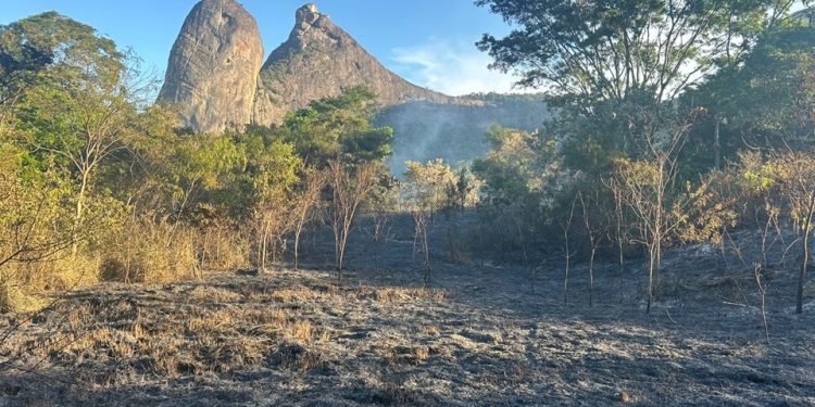 Espírito Santo: Equipes do Iema combatem incêndio no Monumento Natural Frade e a Freira