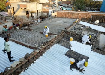 Índia: Favelas ganham ‘telhados frios’ para combater o calor extremo