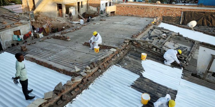 Índia: Favelas ganham ‘telhados frios’ para combater o calor extremo
