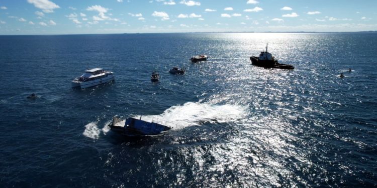 Turismo: Embarcação é afundada no mar de Salvador para fomentar turismo de mergulho