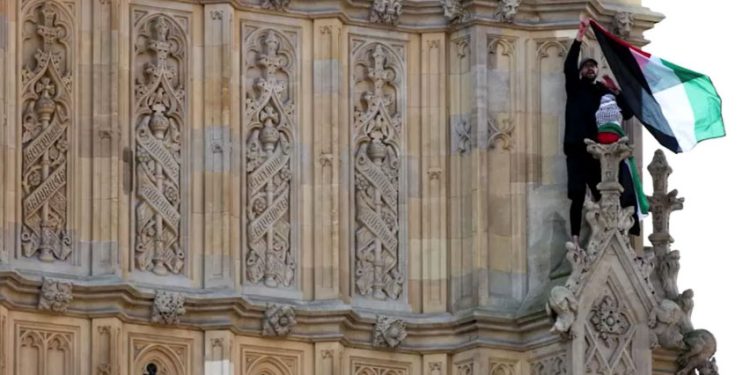 Inglaterra: Homem é preso após escalar Big Ben com bandeira palestina