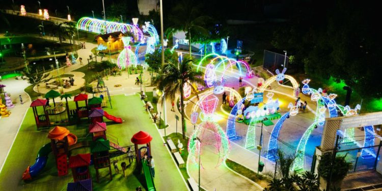 Cariacica: Vila de Páscoa no Parque da Biquinha com muitas luzes e casa do coelhinho