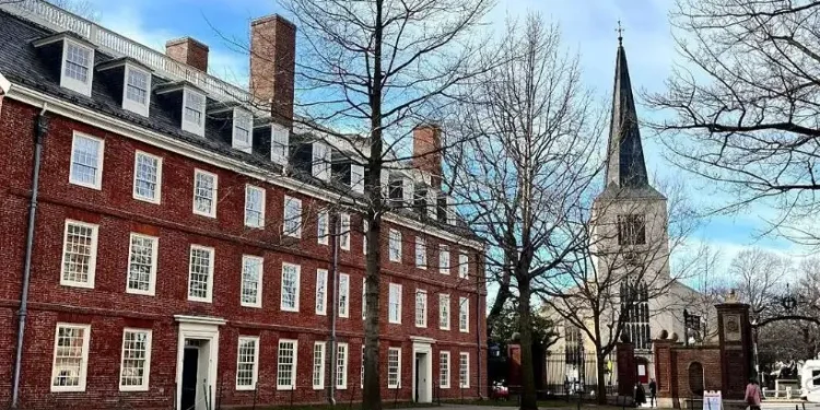 EUA: Trump congela bilhões de Harvard após universidade rejeitar exigências políticas