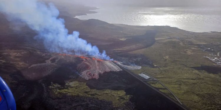 Islândia: Vulcão entra em erupção e provoca retirada de turistas
