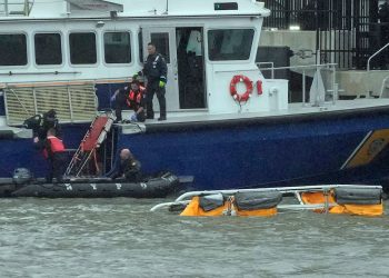 Nova Iorque: Helicóptero turístico cai no rio Hudson matando todos os seis a bordo
