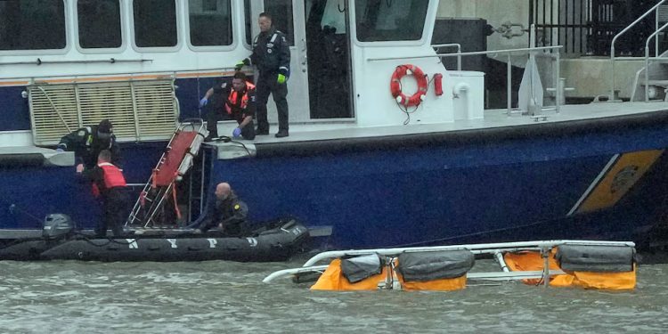 Nova Iorque: Helicóptero turístico cai no rio Hudson matando todos os seis a bordo