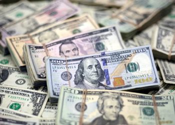 Tarifaço: Dólar cai e fecha a R$ 5,84 após recuo de Trump