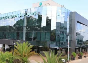 Brasil: CFM veta terapia hormonal para menor de 18 anos e restringe cirurgias