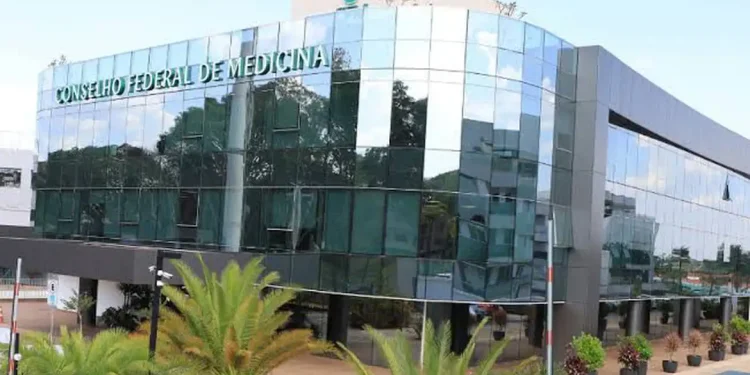Brasil: CFM veta terapia hormonal para menor de 18 anos e restringe cirurgias
