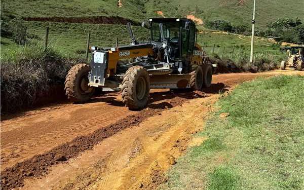 Alfredo Chaves: Prefeitura intensifica obras em estradas do interior com construção de bueiros e pontes