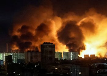Kiev: Ataque de drones e mísseis russos provocam incêndios e ferem oito na capital ucraniana