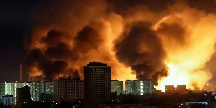 Kiev: Ataque de drones e mísseis russos provocam incêndios e ferem oito na capital ucraniana