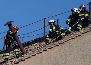Conclave: Vaticano instala chaminé sobre a Capela Sistina