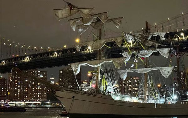 Nova Iorque: Acidente com navio mexicano na Ponte do Brooklyn deixa ao menos dois mortos