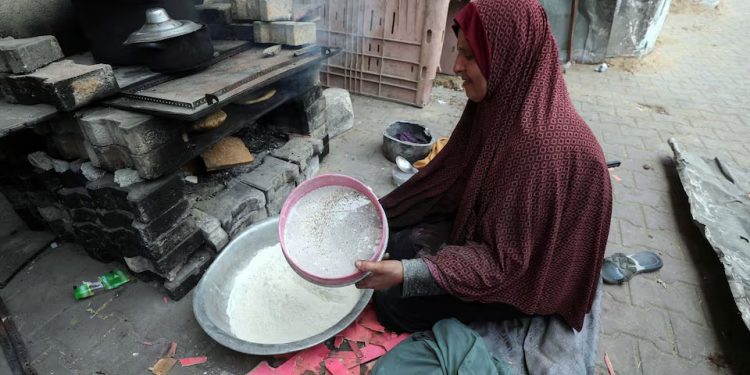 Fome: Dezenas de cozinhas comunitárias em Gaza fecham devido à escassez de alimentos