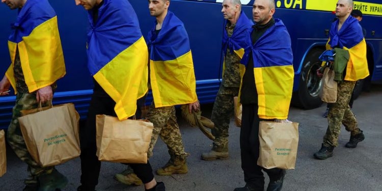 Acordo: Rússia e Ucrânia trocam 307 soldados no segundo dia de troca de prisioneiros de guerra