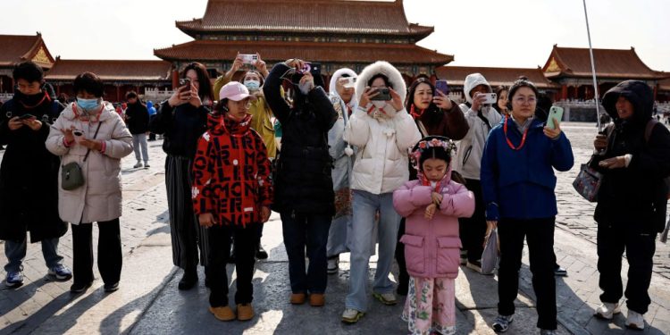 Mundo: China concede isenção de visto a turistas do Brasil e outros países latinos