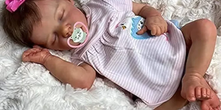 Bebês reborn: Psiquiatra explica os riscos de tratá-los como reais