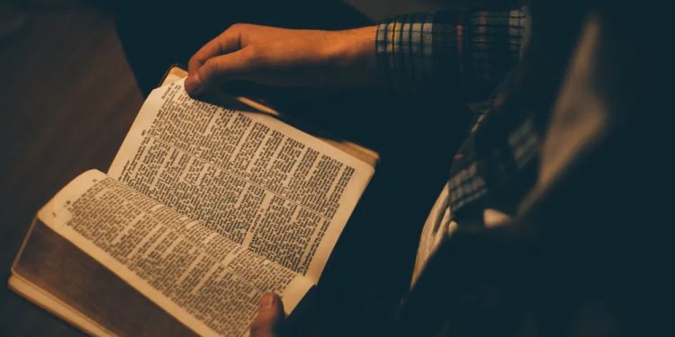 Censo 2022: Brasil tem menor parcela de católicos da história e evangélicos batem recorde