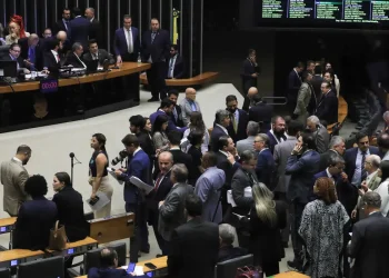 Economia: Câmara aprova regime de urgência para derrubar alta do IOF