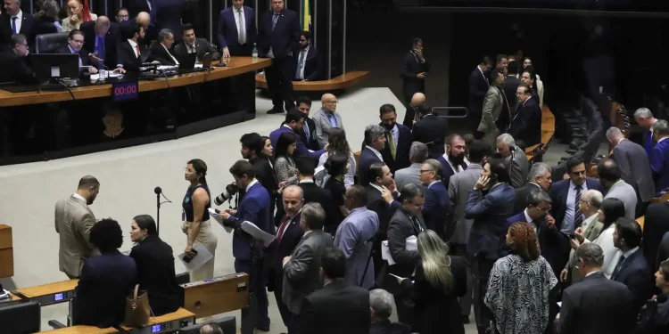 Economia: Câmara aprova regime de urgência para derrubar alta do IOF