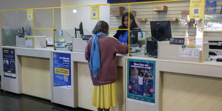 Fraude no INSS: Mais de 488 mil aposentados foram aos Correios contestar descontos