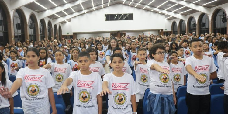 Guarapari: 10º Batalhão realiza formatura do Proerd com mais de 350 alunos