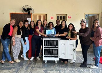 Guarapari: Estudantes de escola do interior recebem notebooks para ajudar na alfabetização