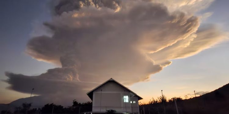 Indonésia: Muitos voos para Bali foram cancelados por erupção de vulcão