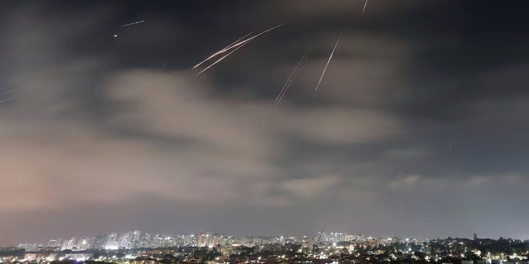 Guerra: Irã lança ondas de mísseis contra Israel em resposta a ataques aéreos