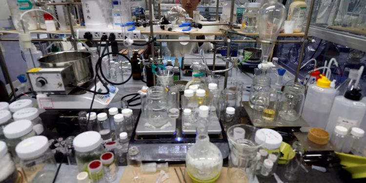 Japão: Cientistas desenvolvem plástico que se dissolve na água do mar em poucas horas