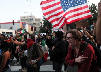 EUA: Fuzileiros navais chegam a Los Angeles para conter protestos