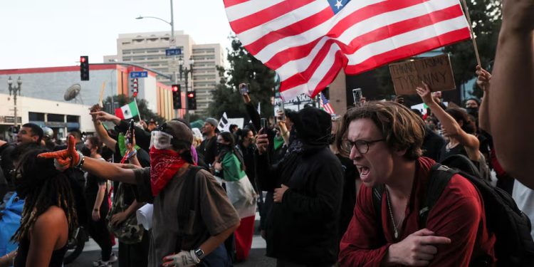 EUA: Fuzileiros navais chegam a Los Angeles para conter protestos