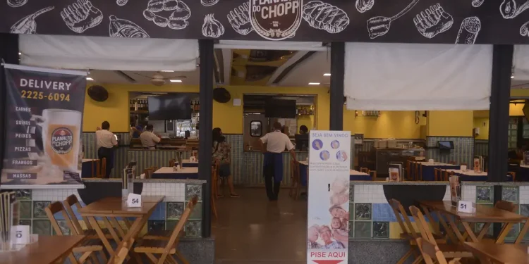 Economia: Tarifaço dos EUA pode encarecer alimentação em bares e restaurantes