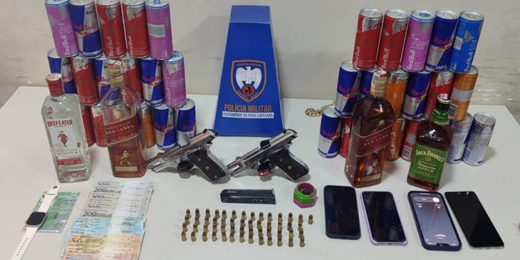 Guarapari: PM apreende armas de fogo e apreende drogas