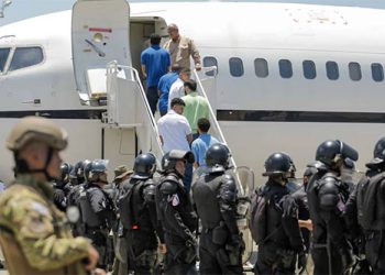 Deportados: El Salvador envia venezuelanos detidos para casa em troca de americanos