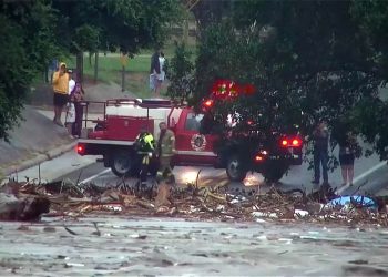 EUA: Enchentes repentinas deixam pelo menos 24 mortos no Texas