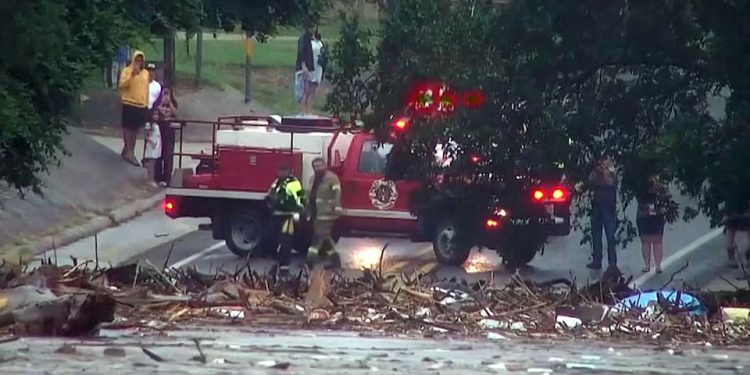 EUA: Enchentes repentinas deixam pelo menos 24 mortos no Texas