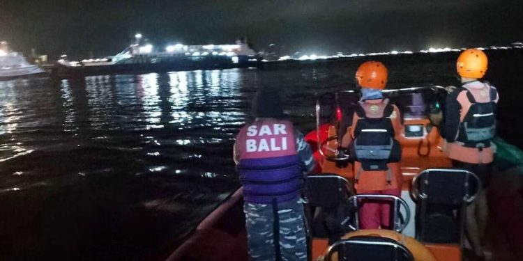 Indonésia: Quatro mortos e 30 desaparecidos após naufrágio de balsa perto de Bali