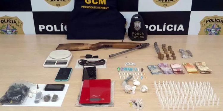 Presidente Kennedy: Operação policial em zona rural termina com presos, drogas e armas apreendidas