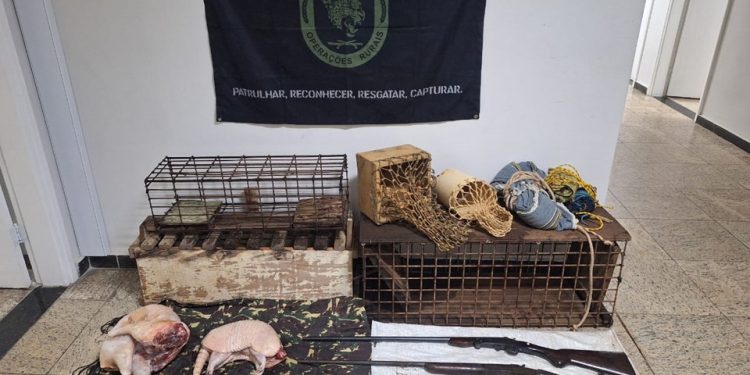 Anchieta: Polícia Militar Ambiental apreende caçador e recupera moto com restrição de furto/roubo