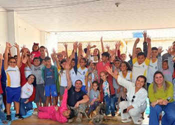 Marataízes: Projeto aproxima Polícia Civil de estudantes com apoio de cães treinados