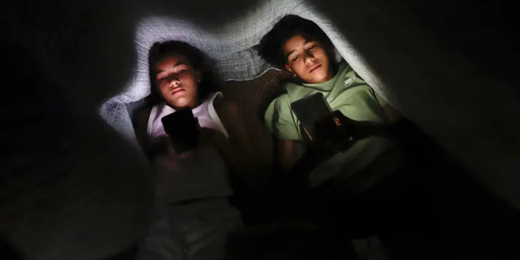 Redes Sociais: AGU pede que Meta exclua chatbots que promovem erotização infantil