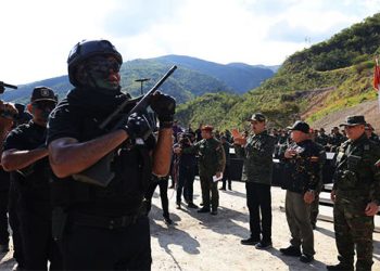 Mundo: Tensões entre EUA e Venezuela aumentam com a chegada de navios de guerra americanos ao sul do Caribe