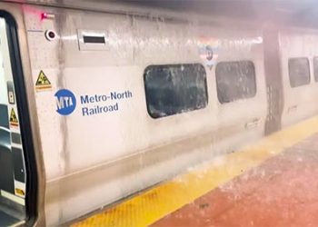 Nova York: Enchente invade metrô e forma “cortina de água”