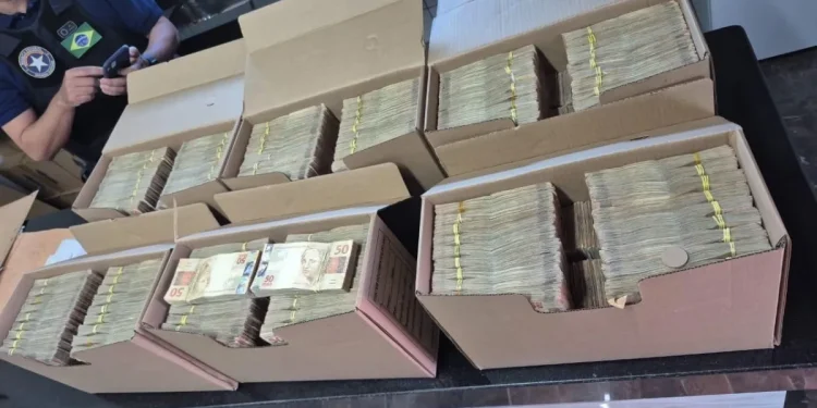 Polícia Federal: Malas de dinheiro são apreendidas em operação contra cigarros clandestinos