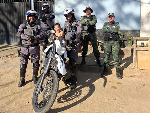 Cachoeiro de Itapemirim: Ação rápida da PM localiza criança autista desaparecida em área de mata