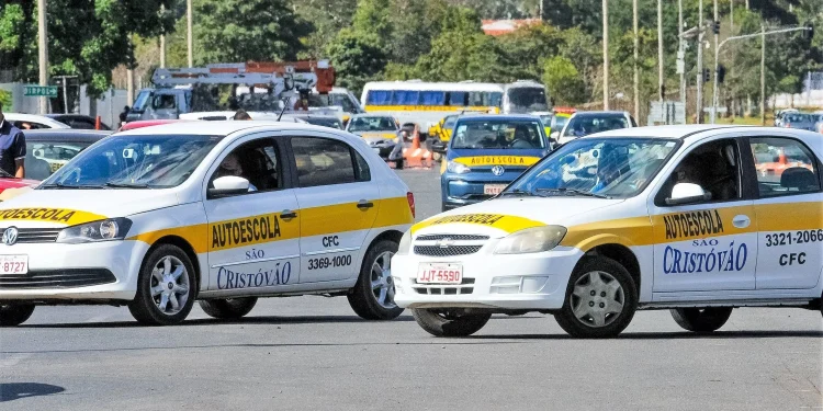 CNH sem autoescola: Proposta quer acabar com exigência de aulas práticas