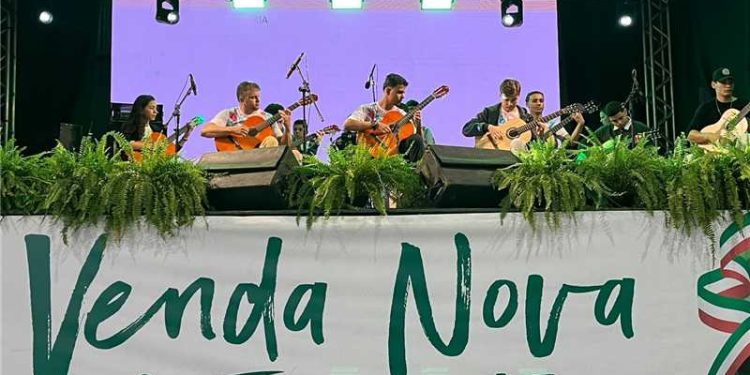 Alfredo Chaves: Alunos alfredenses apresentam Orquestra de Violões em evento estadual