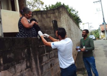 Anchieta: Zoonoses continua vacinando cães e gatos contra raiva de casa em casa